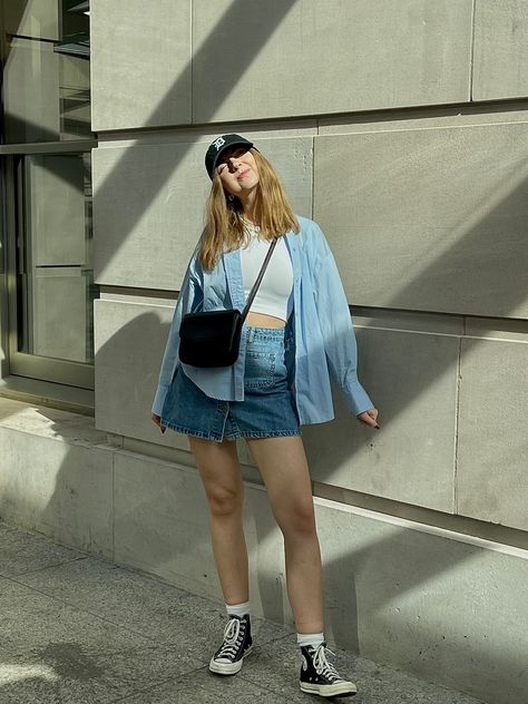 Blonde girl in a jeans skirt, white tank top with blue shirt over, black converse and long socks, black cap Denim Converse Outfit, Denim Skirt And Converse Outfit, Skirt Converse Outfit, Jeans Skirt Outfit, High Tops Outfit, Outfit Converse, High Top Converse Outfits, Converse Fashion, Denim Fits