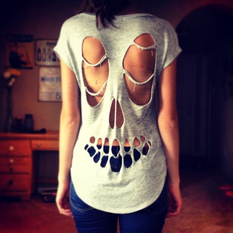 Skull back shirt. Cutout DIY Diy Cutout Shirt, Punk Grunge Fashion, Cutout Tshirt, Skull T Shirts, Mens Custom Dress Shirts, Diy Goth Clothes, T Shirt Stencils, Tshirt Halloween Costumes, Cut Tshirt Diy