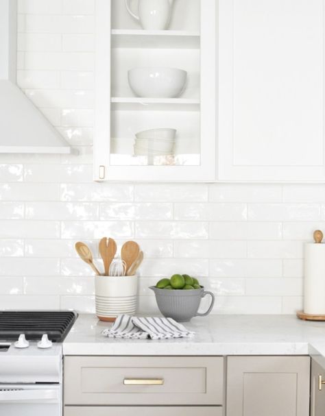 White Subway Tile Kitchen, White Tile Backsplash, White Subway Tile Backsplash, Subway Tile Kitchen, Kitchen Backsplash Designs, Backsplash Designs, Kitchen Splashback, Subway Tiles, Kitchen Tile