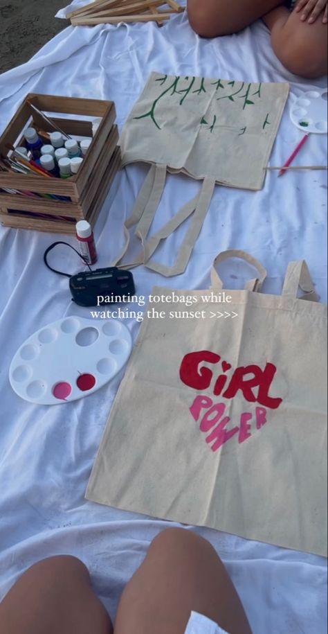 Craft Night Party Diy Projects, Painting On The Beach Date, Beach Party Activities, Painting Bags Ideas, Painting Ideas On Tote Bags, Creative Things To Do With Friends, Girls Paint Night, Besties Painting, Tote Painting Ideas