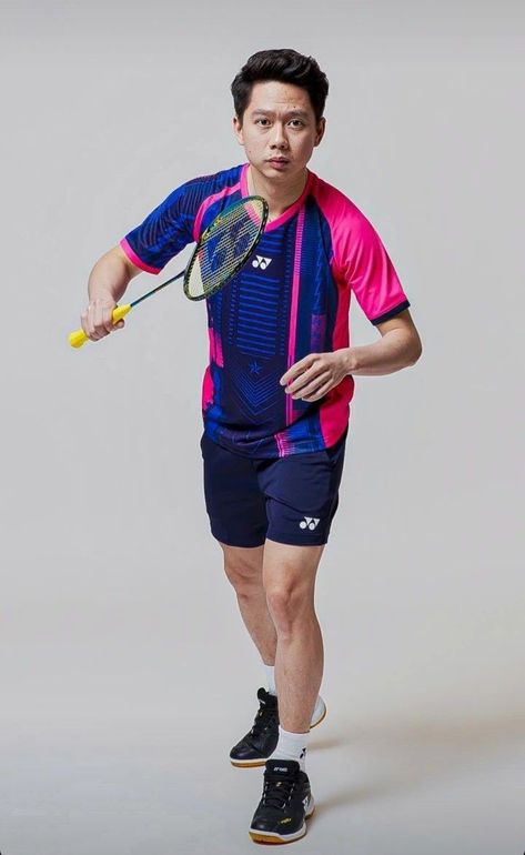 Badminton Photoshoot, Badminton Pose, Badminton Attire, Kevin Sanjaya, Sport Photoshoot Ideas, Sports Photoshoot, Badminton T Shirts, Badminton Player, Kevin Love