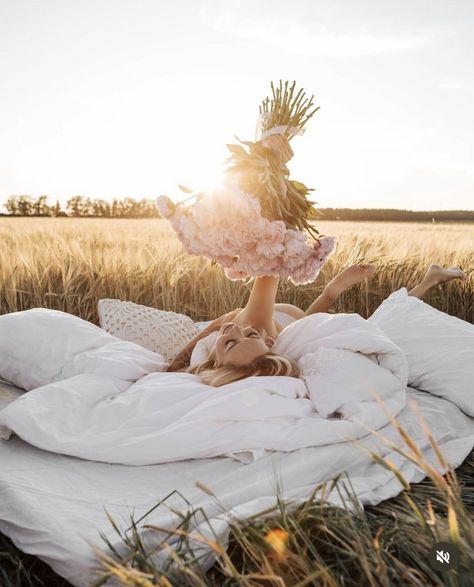 White Sheet Photoshoot Outside, Air Mattress Photoshoot, Mattress Photoshoot, Field Photoshoot, Perspective Photography, Couples Shoot, White Sheets, Air Mattress, Couples Session