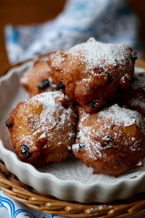 Oliebollen {Dutch Doughnuts} Traditional Dutch Recipes, Dutch Bakery, Dutch Desserts, Fried Balls, Dutch Cuisine, Doughnut Recipe Easy, Desserts Around The World, Scones Easy, Foreign Food