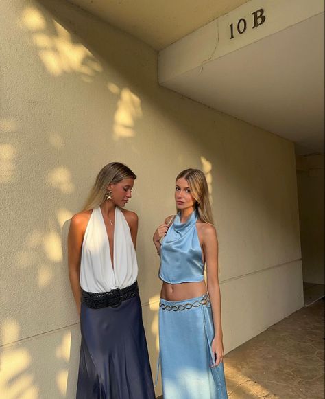 Best friend matching outfit Long Silk Skirt Outfits For Summer, Fashion Outfits Feminine, Euro Outfits, Lenin Pants, Aesthetic Outfit Ideas For School, Italy Summer Outfits, Summer Dinner Outfit, Dress Beach Outfit, Outfits Europe