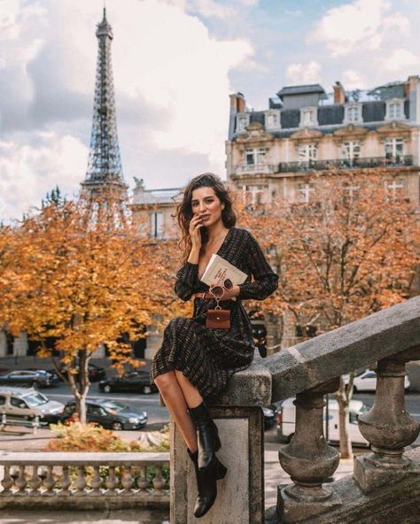 Avenue de Camoens Paris Autumn Outfit, Fall In Paris, Paris In October, Paris Shooting, Paris Instagram Pictures, Paris Photo Ideas, Paris In Autumn, Paris Autumn, Paris Photoshoot