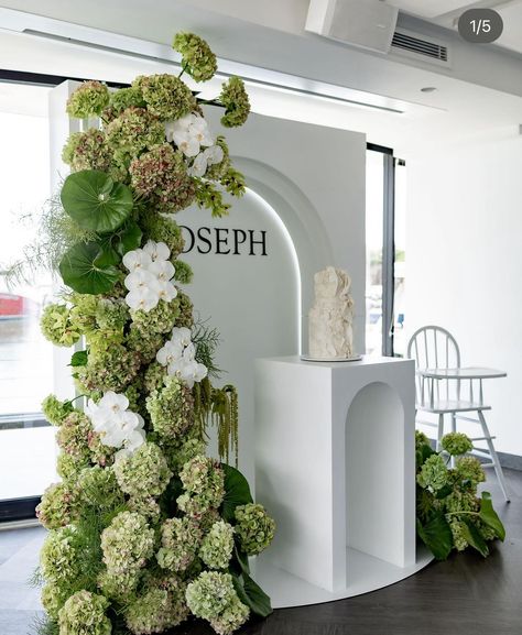 Green 2025, White Engagement Party, Green Decoration, Modern Floral Arrangements, Table Party, Aisle Flowers, Wedding Arch Flowers, Arch Flowers, Cabo Weddings