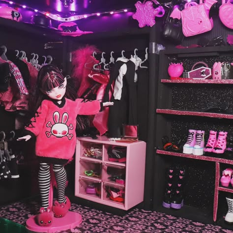 From walk-in nightmare to walk-in heaven 💖 Still needs more decor and clutter here and there but the closet is looking GOREGEOUS 💖🦇 #monsterhigh #monsterhighdolls #draculaura #dollphotography #dolldiorama #diorama #adultdollcollector #dollhouse Draculaura Room, Monster High Doll Furniture, Cosplay Draculaura, Bookshelf Dollhouse, Scene Core Wallpaper, Monster High Bedroom, Draculaura G3, Monster High Room, Monster High Crafts