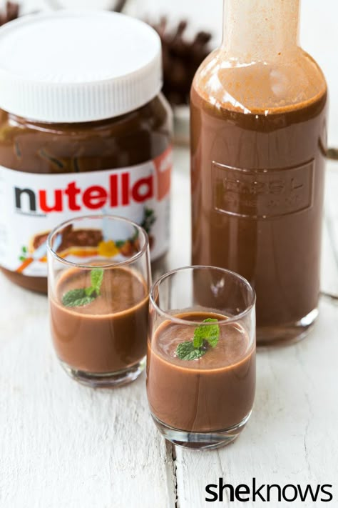 Homemade Nutella liqueur is the DIY booze recipe you've been waiting for your whole adult life Homemade Liqueur Recipes, How To Make Nutella, Homemade Alcohol, Homemade Liquor, Liquor Recipes, Homemade Nutella, Liqueurs Recipes, Homemade Wine, Nutella Recipes