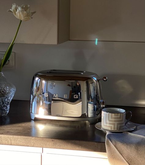 Smag Toaster, Smeg Toaster, Smeg Kitchen, House Organisation, Toasters, Apartment Aesthetic, Dream Apartment, Kitchen Equipment, Interior Deco