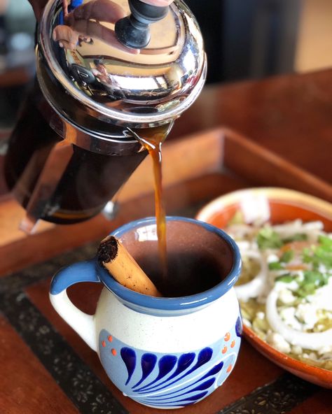 Mexican Coffee Aesthetic, Latin Coffee Shop, Spanish Coffee Shop, Mexican Coffee Bar Ideas, Mexican Coffee Shop, Traditional Cafe, Mexican Cuisine Recipes, Mexican Cafe, Bakery Photography