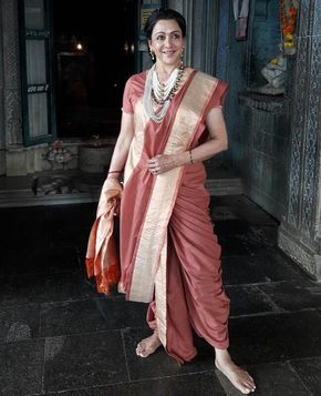 Hema Malini in South Indian style of sari. South Indian Saree, Dolly Jain, Actors Bollywood, Marathi Saree, South Indian Silk Saree, Maharashtrian Saree, Draping Styles, Stylish Saree, Dhoti Saree