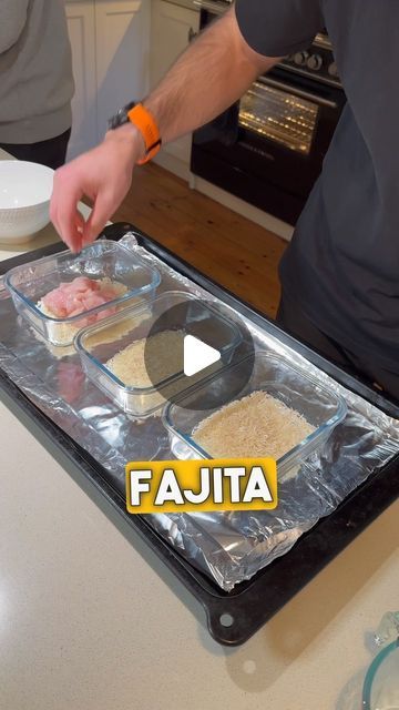 Josh Trinchini on Instagram: "Chicken Fajita Bake Meal Prep 👨‍🍳 🌯 This single serve glass bowl meal prep is such a game changer and I can’t believe how easy it is! If you enjoyed the last one then I promise you this one is even better!! 😋 I highly recommend you give it a go 🤤 Ingredients (for one serve): 50g x raw basmati rice 🍚 150g x lean boneless chicken breast (diced) 1/2 cup x diced capsicums 🫑 1/4 cup x diced red onions 🧅 1/4 packet x fajita seasoning (old El Paso) 100ml x chicken stock 20g x shredded mozzarella cheese 🧀 Optional toppings when serving: Sliced avocado 🥑 Nandos perinaise sauce Method: Preheat the oven to 180 Degrees Celsius. In a glass meal prep container add your rice, chicken, capsiums, onion, fajita seasoning and then the stock. Mix until everything is Chicken Fajita Bake Meal Prep, Chicken Bake Meal Prep, One Container Meal Prep, Oven Bake Meal Prep, Chicken Fajita Meal Prep Bowls, Glass Container Meal Prep Recipes, Glass Meal Prep Recipes, Meal Prep Oven Bowls, Meal Prep In Glass Containers