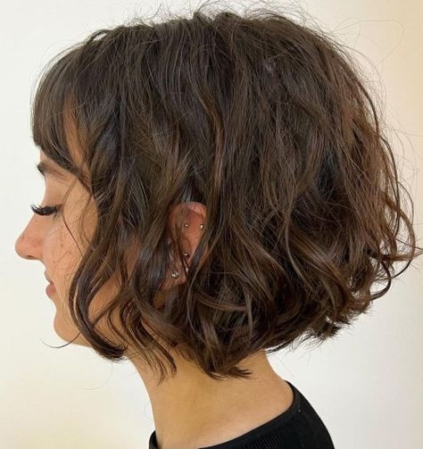 Chocolate Brown Wavy Bob with Bangs A Line Bob For Curly Hair, Chin Length Wavy Hair, Bob For Wavy Hair, Naturally Wavy Bob, Wavy Bob With Bangs, Short Thick Wavy Hair, Layered Wavy Bob, Wavy Layered Hair, Bob Hairstyle Ideas