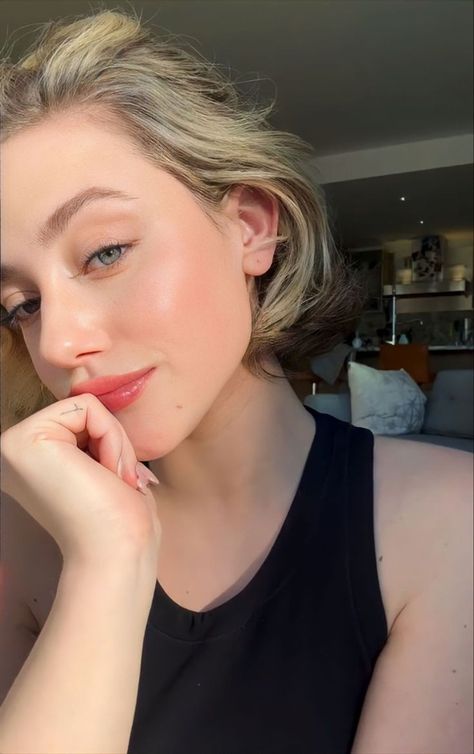 Hadid Instagram, Bra Image, Scammer Pictures, Make Up Inspo, Betty Cooper, New Photo Download, Aesthetic Eyes, Lili Reinhart, Favorite Celebrities