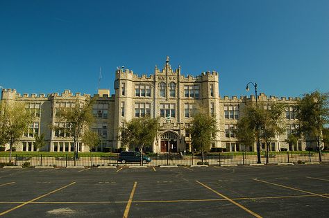 Joliet Central High School. My school 3 blocks long. All limestone 4 stories high. Joliet Illinois, Historical Photos, Illinois, Stuff To Do, House Exterior, Favorite Places, Exterior