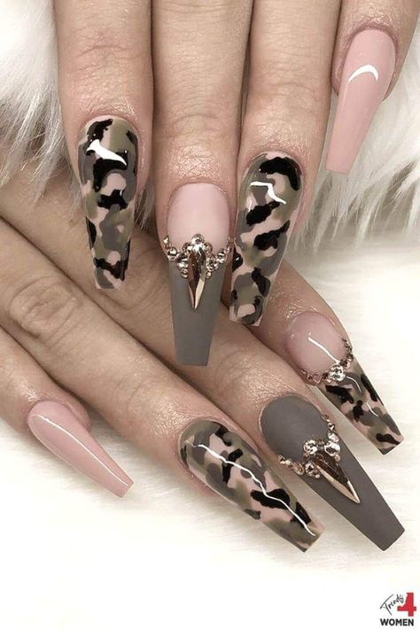 Olive Green Nails, Army Nails, Camouflage Nails, Camo Nails, Green Nail Designs, Stiletto Nails Designs, Pretty Nail Designs, Black Nail, Nail Patterns