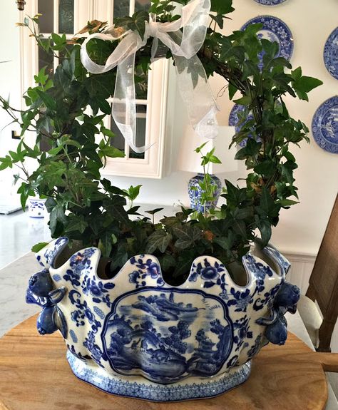 Preppy Empty Nester - ivy topiary, blue & white planter Eating Room, Paint Decor, Blue And White Living Room, Classic Homes, Blue White Decor, Living The Dream, Enchanted Home, English Design, White Living