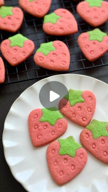 Strawberry Shaped Cookies, Chill Cookie Dough, Sugar Cookie Dough Recipe, Star Shaped Cookies, Cookie Dough Recipe, Piping Tip, Recipe Strawberry, Cookies Sugar, Cookie Cakes