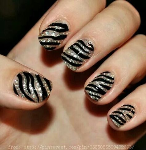 Siver and black nails..uñas negras y plateado.short nails. Uñas cortas Zebra Nail Designs, Zebra Nail Art, Do It Yourself Nails, Zebra Print Nails, Zebra Nails, Colorful Nail Art, Her Nails, Animal Print Nails, Zebra Stripes