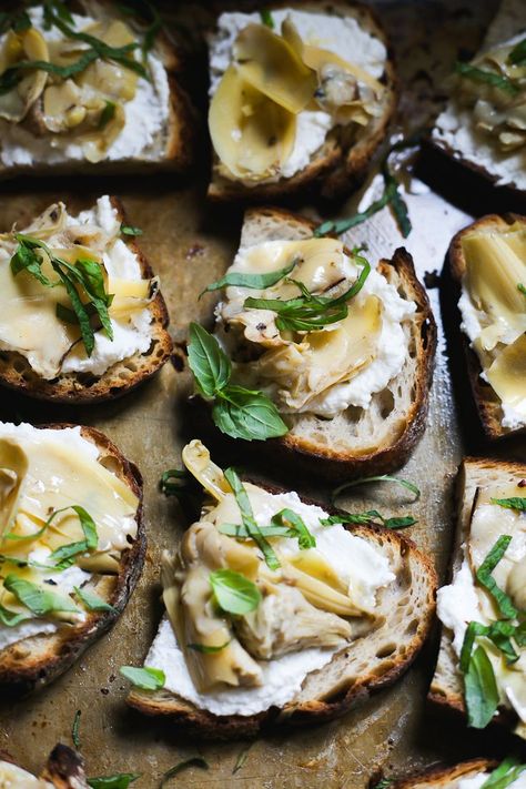 Sourdough Crostini with Ricotta, Artichokes & Mint. I mean, how good does that sound?! So quick and easy to make too. #sourdough #sourdoughbread #recipe #bread #crostini #appetizer | theclevercarrot.com Sourdough Crostini, Crostini With Ricotta, The Clever Carrot, Clever Carrot, Ricotta Crostini, Crostini Appetizers, Crostini Recipes, Roasted Apples, Italian Deli