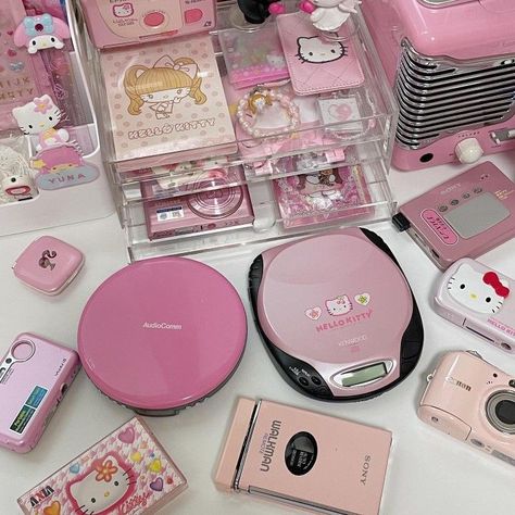 Cd Case Aesthetic, 2000s Gadgets, Aesthetic 2000s, Cd Case, Tech Aesthetic, Girls Attire, Cute Camera, Retro Gadgets, Dvd Case