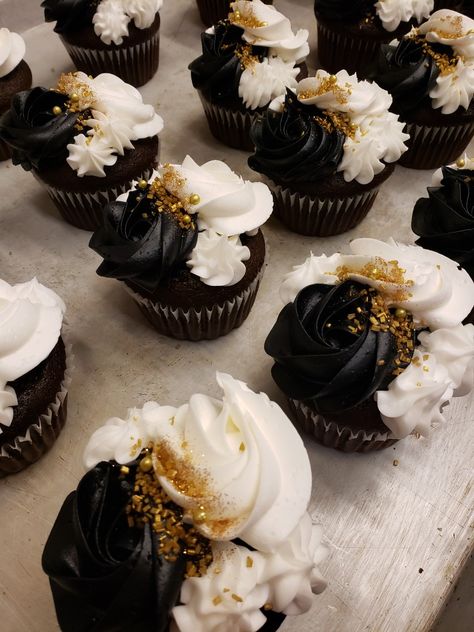 Black And Gold Cake And Cupcakes, Gatsby Cupcakes Ideas, White Black And Gold Cupcakes, Dark Wedding Cupcakes, Black And Gold Desserts, Black And White Cupcakes Ideas, Black And Gold Cupcakes Birthdays, Black And Gold Cupcakes, Gothic Birthday Cakes