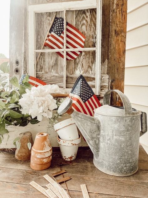 Discover how you can beautifully combine red, white, and blue with vintage touches to create an enchanting patriotic atmosphere at your cozy cottage 🏠. From inside to outside, let your love for America shine through with unique Memorial Day and Fourth of July decorations. 🇺🇸✨ Rustic Summer Decor, Country Porches Farmhouse, July Widget, Farmhouse 4th Of July Decor, Outdoor Summer Decor, Farmhouse Patriotic Decor, Gardening Table, Farmhouse 4th Of July, Red White And Blue Decor