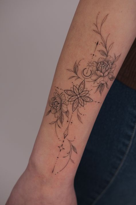 Tato Minimal, Feminine Tattoo Sleeves, Mommy Tattoos, Wrist Tattoos For Women, Shoulder Tattoos For Women, Arm Tattoos For Women, Spine Tattoos, Sleeve Tattoos For Women, Elegant Tattoos