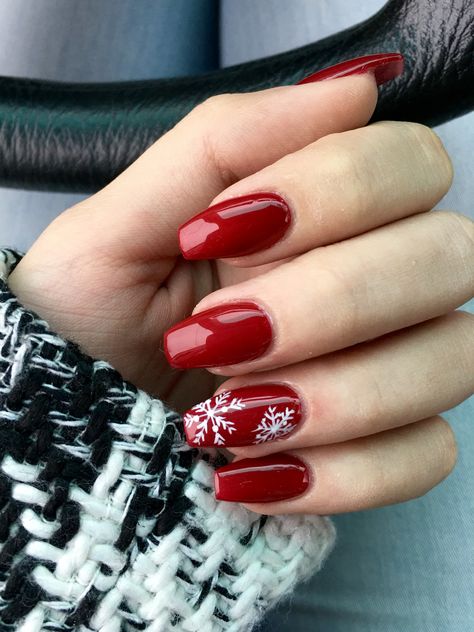 Christmas Nails Simple Snowflake, Dark Red Nails With Snowflake, Christmas Nail Snowflake, Snowflake Red Nails, Red Nails With Snowflakes, Red Nails With Snowflake Design, Red Nails With Snowflake, Christmas Nail Ideas Short, Red Snowflake Nails