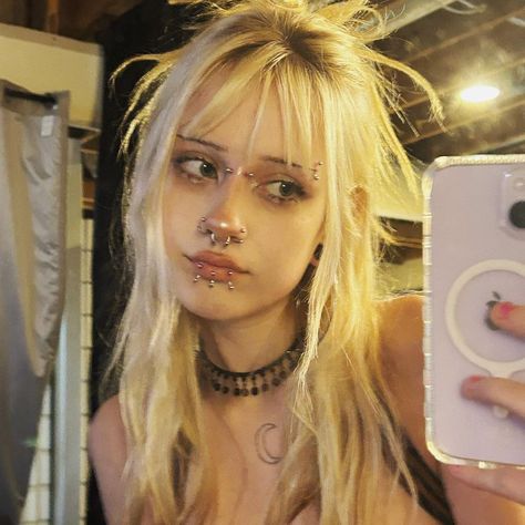 Kinderwhore 90s Grunge Style Makeup, Piercing Aesthetic Face, Women With Piercings, Cool Looking People, Pierced Face, Blonde Grunge, Punk People, Pretty Punk, Face Piercings