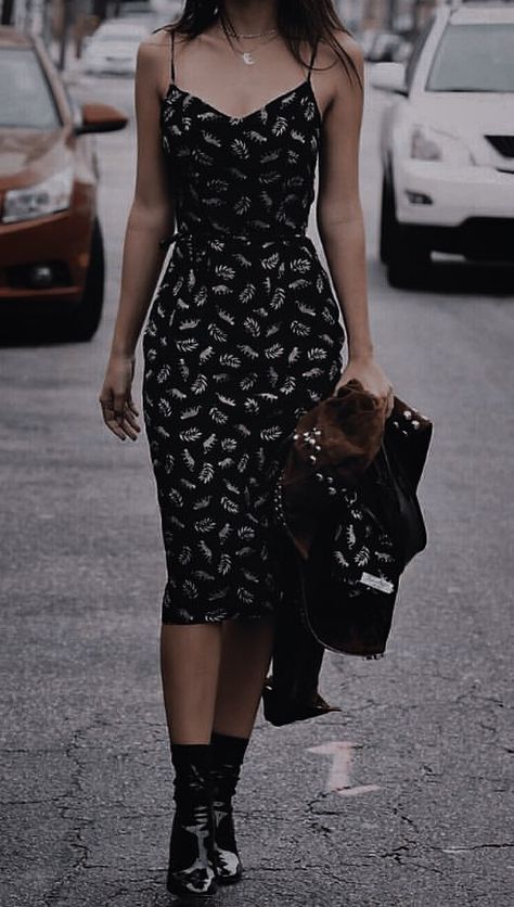 Dark Sundress Aesthetic, Casual Date Night Outfit Dress, Going Out Bar Outfits, Casual Dresses Aesthetic, How To Style A Bodycon Dress Casual, Grunge Sundress, Goth Sundress, Grunge Outfits Dresses, Latina Dress