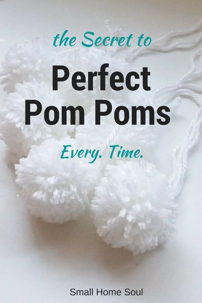 Pompon Diy, Diy Pom Poms, Pom Pom Rug, Crafts For Teens To Make, Pom Pom Wreath, How To Make A Pom Pom, Diy Pom Pom, Pom Pom Maker, Yarn Pom Pom