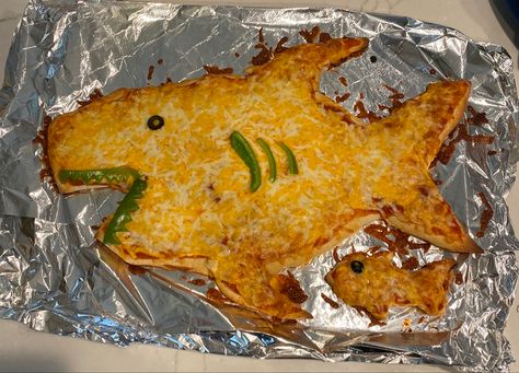 Shark Shaped Food, Shark Week Food Dinner, Shark Pizza, Shark Week Snacks, Shark Themed Food, Shark Week Food, Shark Food, Shark Snacks, Animal Shaped Foods