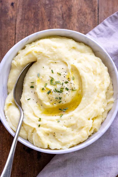 Truffle Mashed Potatoes are an easy way to make dinner extra special! If you're looking for a delicious and decadent side dish to serve at your next dinner party, try out this recipe! Potatoes are cooked until fork tender, then mashed with seasonings and rich truffle oil for a flavor that will wow your guests... Read More Truffle Mashed Potatoes © You Say Potatoes. Truffle Oil Recipes, Truffle Mashed Potatoes, Mashed Potatoes Recipe Easy, Recipe For Fall, Easy Delicious Dinners, Whipped Potatoes, Autumn Side Dishes, Homemade Mashed Potatoes, Roasted Vegetable Recipes