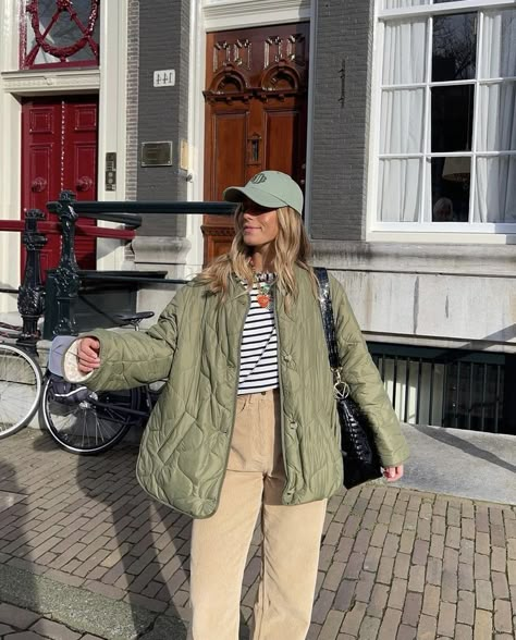 Scandinavian Street Style 2022, Quilted Jacket Outfit 2023, Quilted Jacket Aesthetic, Quilted Jacket Street Style, Khaki Jacket Outfit, Quilted Vest Outfit, Quilted Jacket Outfit, Green Jacket Outfit, Parka Outfit