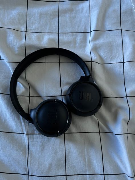 #aesthetic #jbltune510bt #headphones #jbl Black Jbl Headphones Aesthetic, Jbl Tune 510bt Aesthetic, Jbl Headphones Aesthetic, Headphones Jbl, Jbl Headphones, Cute Headphones, Black Headphones, Earbud Headphones, Selfie Poses