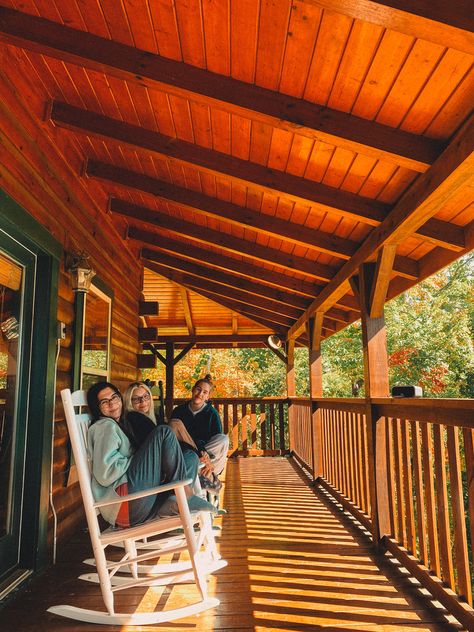 Cottage Getaway Aesthetic, Cabin In Tennessee Mountains, Smoky Mountains Bachelorette, Gatlinburg Picture Ideas, Cabin Retreat Aesthetic, Birthday In The Mountains, Cabin Trip Pictures, Camping Cabin Aesthetic, Friend Cabin Trip