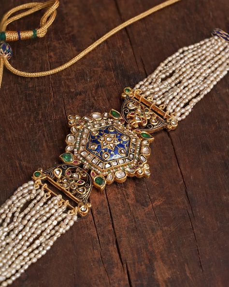 Rajputi Jewellery, Indian Choker, Indian Choker Necklace, Neck Pieces Jewelry, Small Leaves, Choker Necklace Designs, Antique Jewellery Designs, Parallel Lines, Diamond Necklace Designs