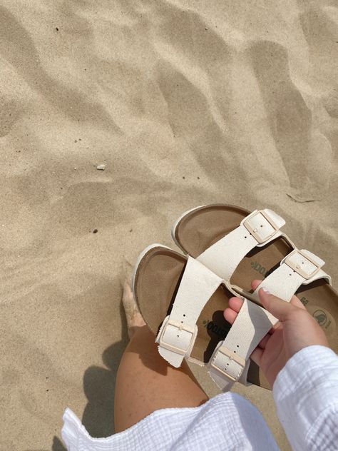 summer beach white birks Cute Summer Shoes Aesthetic, Aesthetic Summer Sandals, Sandles For Girls Aesthetic, Sandals For Summer 2024, Holiday Shoes Summer, Vacation Shoes Tropical, Cute Beach Shoes, Summer Sandles 2024, Shoes Summer 2024