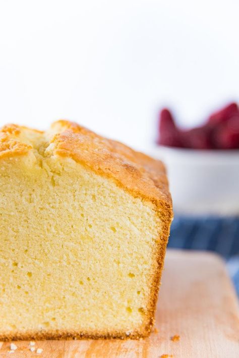 Classic Pound Cake - A complete guide on how to make perfect, delicious and moist Pound Cake even if you're a baking novice! Tips + Tricks and Troubleshooting guide. #PoundCake #Desserts #Cakes #Baking #BakingGuide Best Butter Cake Recipe, Cold Oven Pound Cake, The Best Pound Cake, Vanilla Buttercream Frosting Recipe, Classic Pound Cake Recipe, Classic Pound Cake, Pond Cake, Best Pound Cake Recipe, Homemade Pound Cake