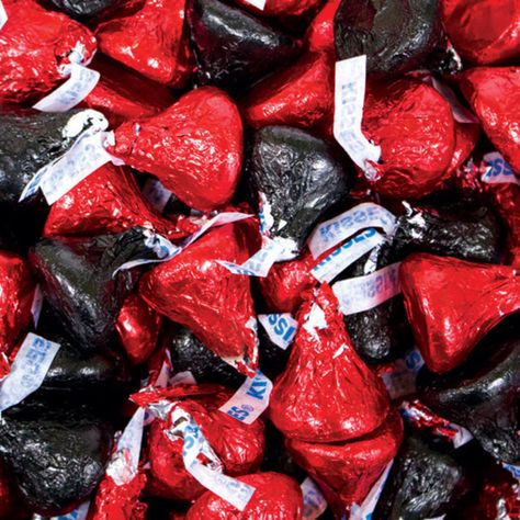 Hershey's Kisses Black & Red Foil Candy Hershey Kiss Decorations, Red And Black Party Ideas, Red And Black Graduation Party Ideas, Black And Red Party Theme, Red Candy Buffet, Red Party Themes, Wrinkles Remedies, 19 Birthday, Red Desserts