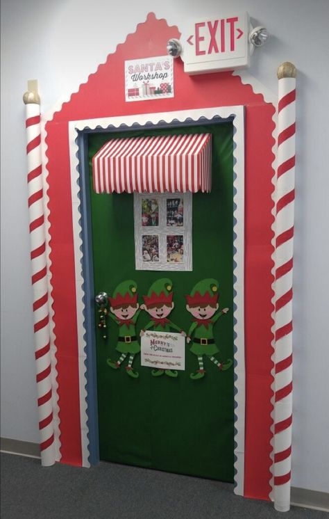 Dorm Door Decor, Christmas Dorm Decor, Dorm Decor Ideas, Christmas Dorm, Christmas Cubicle Decorations, Diy Christmas Door Decorations, Door Decorations Classroom Christmas, Dorm Door, Holiday Door Decorations