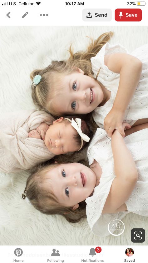 Kid Pictures, Photo Bb, Newborn Sibling, Sibling Pictures, Baby Fotografie, Newborn Family Photos, Sibling Photography, Sibling Photos, Baby Pic