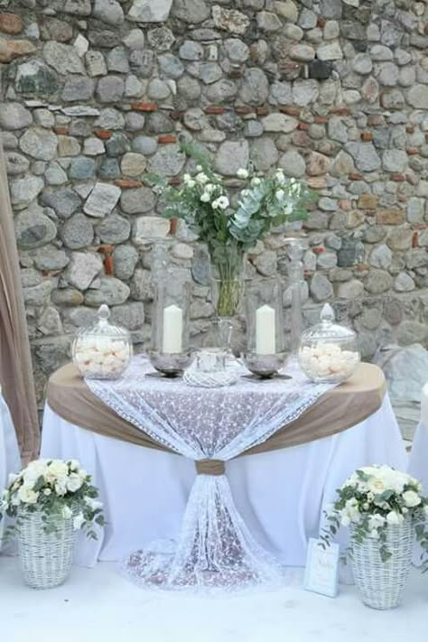 Burlap And Lace Bridal Shower Ideas, Tafel Decor, Wedding Shower Decorations, Living Modern, בר מצווה, Outdoor Wedding Decorations, 50th Wedding Anniversary, Home Decorating Ideas, 50th Wedding