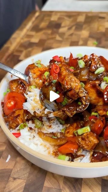 Eating Healthy | Recipes | Nutrition on Instagram: "20-Minute Honey Chili Chicken 🙌  Macros (x4 servings): 407 calories |51g P | 14g C | 15g F  Ingredients: 1.5lbs Diced Chicken Breast, boneless skinless Salt & Pep, to taste Garlic powder, 1 tsp 3 tbsp corn starch Avocado oil spray, 3-4 seconds Garlic, 3-4 cloves finely minced  Red bell pepper, cut into squares White onions, cut into squares  Sauce: 1/2 cup dark soy sauce 1/4 cup of honey 3 tbsp of sweet chili sauce 2 tablespoons of sriracha sauce 1 tablespoon of Chinese five spice 1 teaspoon of cornstarch (mixed with 1/4 cup water)  Garnish:  Green onions Sliced Red Chilli  Instructions: 1. Cut chicken into cubes then place in a bowl and season with salt, pepper, garlic powder, and cornstarch  2. Transfer to air fryer rack, spray with av Chicken Chilli Recipes, Honey Chili Chicken, Chicken Breast Boneless Skinless, Chili Chicken Recipe, Kale And Bean Soup, Dinner Date Recipes, Chilli Chicken Recipe, Chinese Five Spice, Digital Cookbook