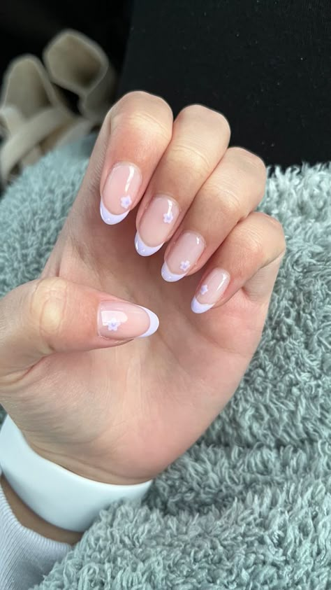 French Nails With Purple Tips, Short Lilac French Nails, Mail Inspo French Tip, Lavender Nail Art Simple, French Manicure Designs Purple, Purple And White French Tip Nails, Prom Nails Purple Dress, Purple French Tip Nails Acrylic With Flowers, Mail Inspo 2024 Spring