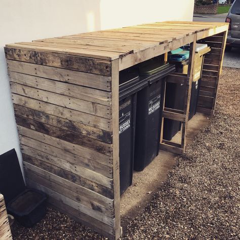 Pallet Garbage Storage, Diy Pallet Shed Outdoor Storage, Pallet Trash Can Cover, Trash Can Storage Outdoor Pallets, Pallet Trash Can Holder Outdoor, Pallet Outdoor Storage, Daycare Building, Outdoor Garbage Storage, Recycling Storage