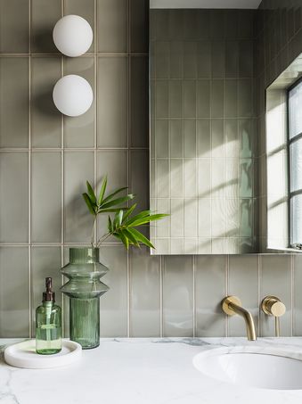 Modern Art Deco Bathroom, Luxury Modern Bathroom, Green Tile Bathroom, Subway Tiles Bathroom, Deco House, Art Deco Bathroom, Deco Bathroom, Downstairs Bathroom, Bathroom Inspiration Decor