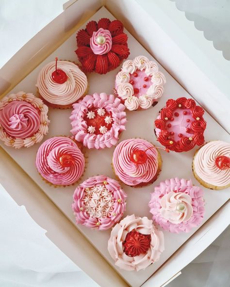 Cupcakes that bring back the charm of yesteryears! 🍒🧁Vintage style cupcakes in hot pink hues with pink and red buttercream and topped with cherries 🍒 #retrocupcakes #vintagestylecupcakes #vintagecharm #retrotreats #vintagecakestyle #retrocakes #retrodelight #cutecupcakes #valentinecupcakes #vintahevibes #sweetmemories #sweettreatbox #colourmill # #sunshine #deerpark #derrimut #essendon #tullamarine #ascotvale #niddrie #keiloreast #keilor #moneeponds #flemington #ravenhall #pointcookcakes #p... 30th Birthday Cupcakes For Women Pink, Mini Heart Cupcakes, Pink And Red Desserts, Pink Heart Cupcakes, White And Red Cupcakes, Red And Pink Cakes, Queen Of Hearts Cupcakes, Pink Cupcake Decorating Ideas, 23 Birthday Cupcakes