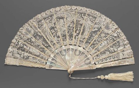 Fan with Belgian point and bobbin lace Lace Umbrella, Victorian Accessories, Antique Fans, Vintage Evening Bags, Handheld Fan, Art Museums, Vintage Fans, Antique Dress, Hand Held Fan